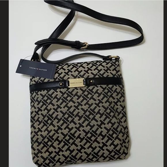 🤩New with tags Tommy Hilfiger crossbody bag